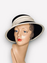 Lade das Bild in den Galerie-Viewer, Damenhut &quot;Tilly&quot;, schwarz-weiß, Lampenschirmhut, Cloche mit großer Schleife
